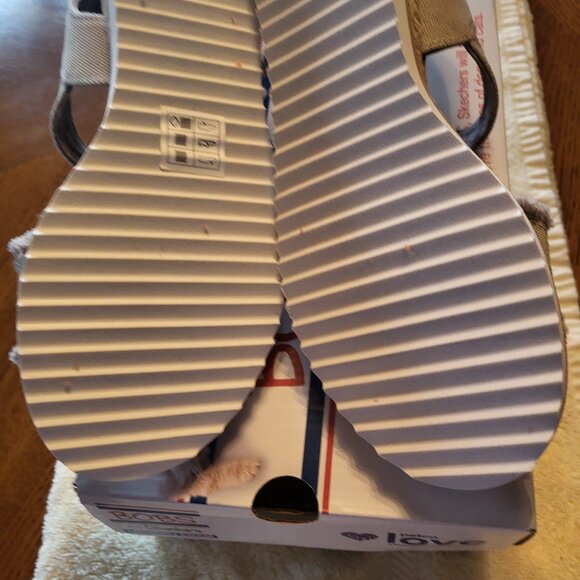 Bobs for Skechers Vegan Taupe Sandals Size 6 (new in the box) - Picture 3 of 4